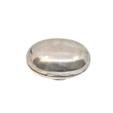  Saboneteira em prata lisa de forma oval com a tampa basculante.