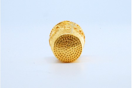 Dedal em prata de filigrana dourada.