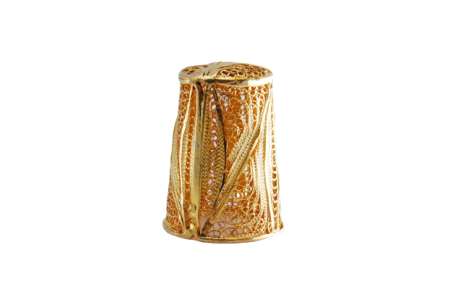 Dedal em prata de filigrana dourada.