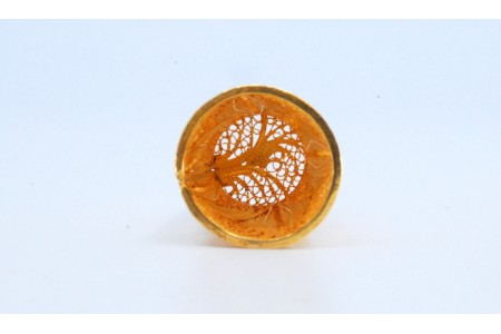 Dedal em prata de filigrana dourada.