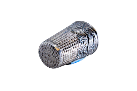 Dedal em prata da Cidade Évora alusivo ao Templo de Diana relevado.