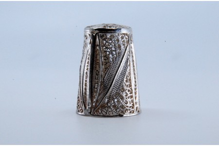 Dedal em prata de filigrana.