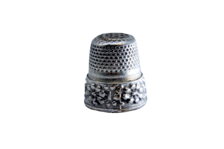 Mini dedal em prata com relevo.