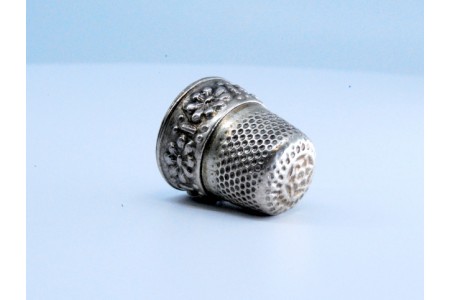 Mini dedal em prata com relevo.