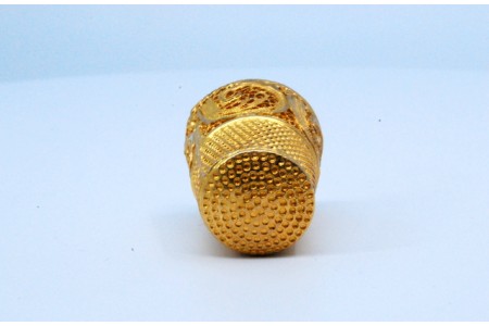 Dedal em prata de filigrana dourada.