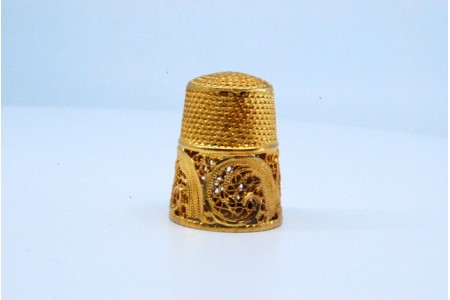 Dedal em prata de filigrana dourada.