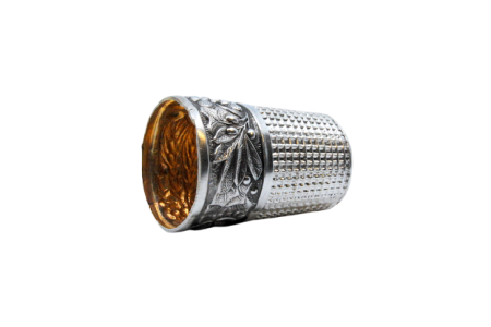  Dedal em prata com relevos florais e picotado.