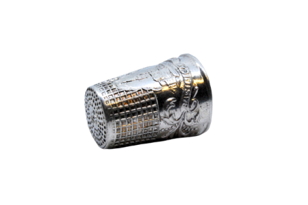  Dedal em prata com a Basílica de Fátima em relevo.