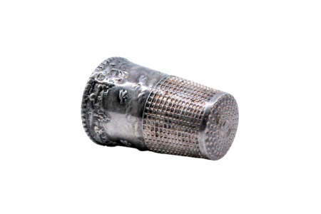 Dedal em prata com moinho e paisagem em relevo.