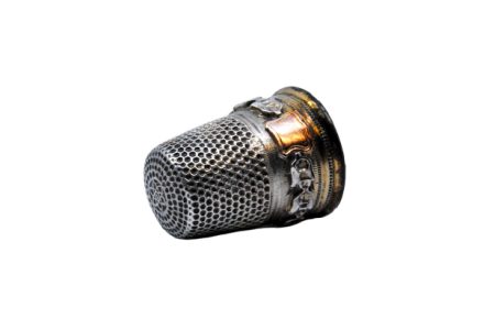 Dedal em prata com brazão e relevado na envolvência.