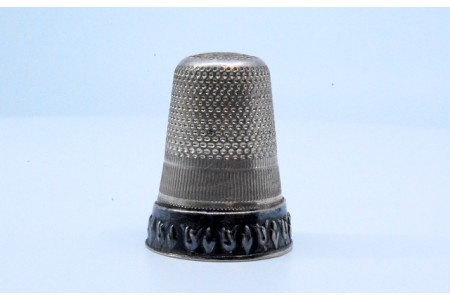 Dedal em prata relevada.