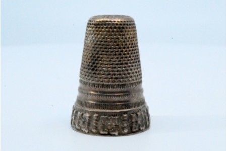 Dedal em prata relevada.