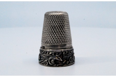 Dedal em prata com relevo gravado. 