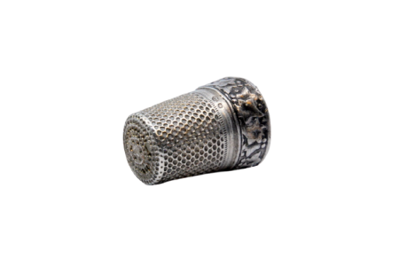 Dedal em prata relevada com figuras.