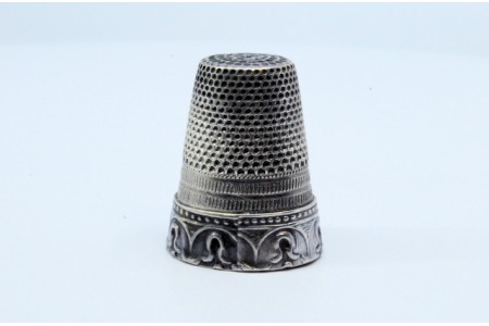 Dedal em prata relevada.