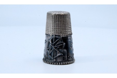 Dedal em prata com moinho, aves e paisagem em relevo