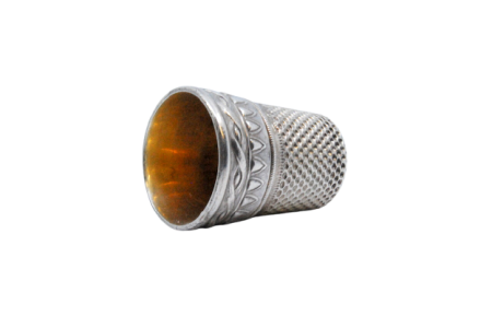 Dedal em prata com gravuras e relevo.