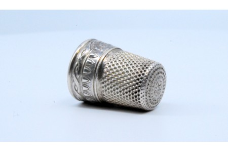 Dedal em prata com gravuras e relevo.