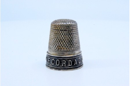  Dedal em prata com dizer "Recordação".