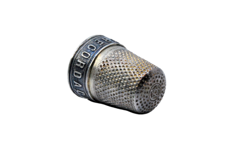  Dedal em prata com dizer "Recordação".