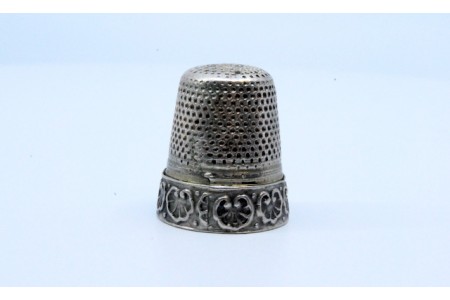 Dedal em prata com conchas em relevo