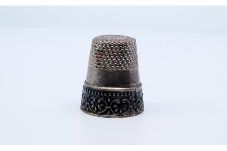 Dedal em prata com gravuras e relevo. 