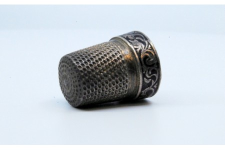 Dedal em prata com fundo pintado