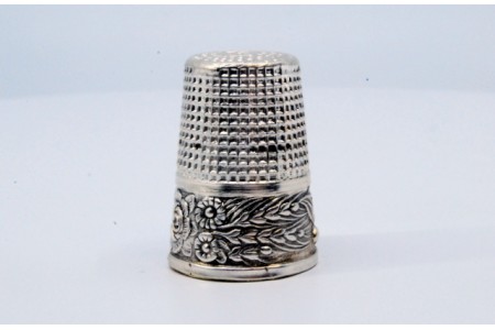 Dedal em prata com flores e ramos em relevo na base