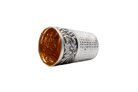 Dedal em prata relevada.