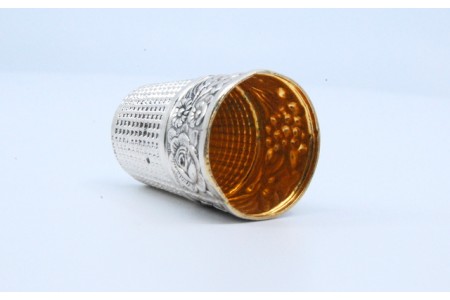 Dedal em prata relevada.