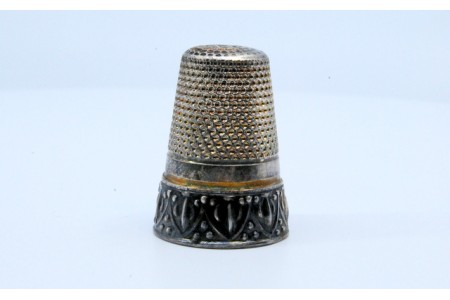 Dedal em prata com gravuras e relevo. 