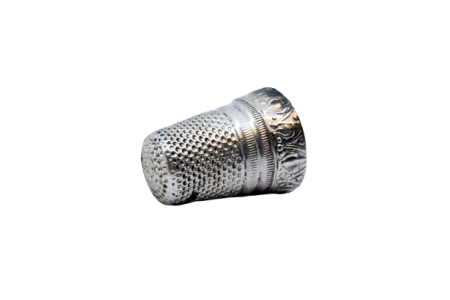 Dedal em prata com gravuras e relevo. 