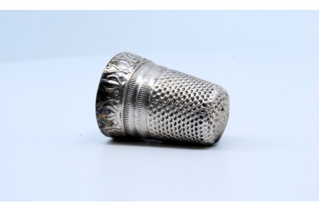 Dedal em prata com gravuras e relevo. 