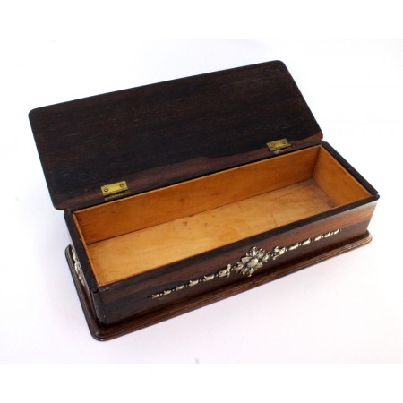 Caixa para gravatas em madeira com aplicações em prata recortada "Gravatas" na tampa basculante e motivos florais envolventes.