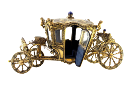   Coche em prata dourada com gravados de armas Portuguesas, grinaldas e figuras 