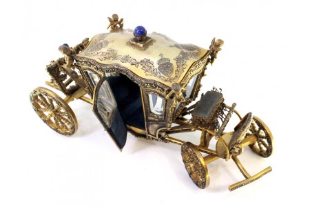   Coche em prata dourada com gravados de armas Portuguesas, grinaldas e figuras 