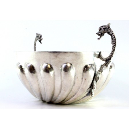 Saladeira em prata gomada com duas pegas em forma de dragão.