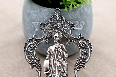 Pia de água benta recortada com Santo Estevão