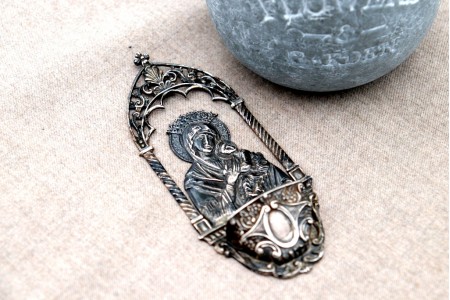 Pia de água benta de suspensão com relevos e recortes