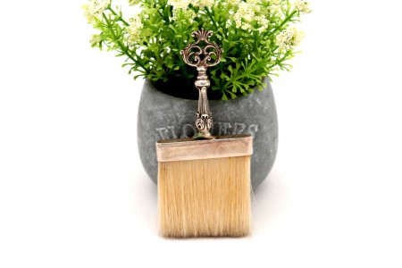 Vassoura em prata com relevos e recortes na pega