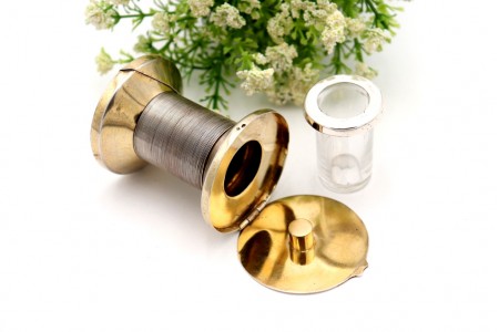 Tinteiro em prata em forma de carretel de fio com alma em vidro