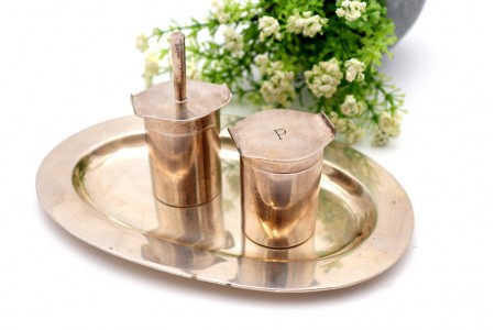 Bandeja de prata em formato elíptico com depósitos para água benta e hissope