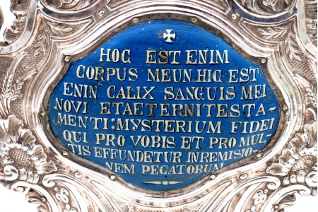 Placa de parede em prata e madeira com relevos concheada com escrito em latim