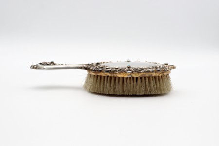 Escova de cabelo em prata com elementos florais em alto relevo e turquezas