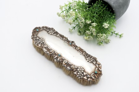 Escova de roupa em prata com elementos florais em alto relevo e turquezas 