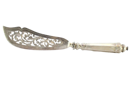 Faca de peixe em prata recortada com folhas de acanto