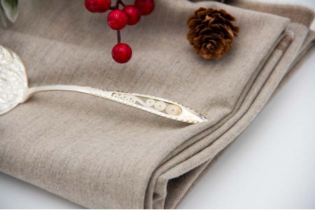 Espátula de serviço de bolo em prata com relevos e cabo com aplicações de filigrana.