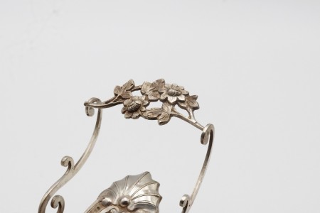 Tinteiro com estrutura em prata relevada, porta penas com motivos florais, dois depósitos em vidro com tampas em forma de pétalas de vulto perfeito.