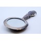 Espelho de mão em prata com aplicações relevadas no cabo.