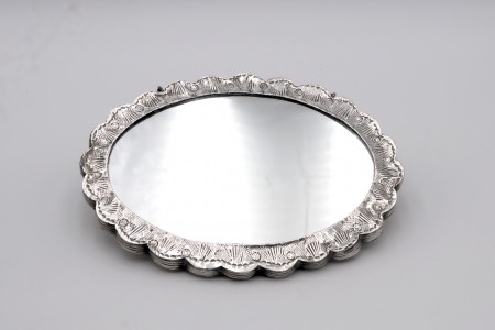 Espelho de parede com moldura em prata profusamente relevada e esculpida